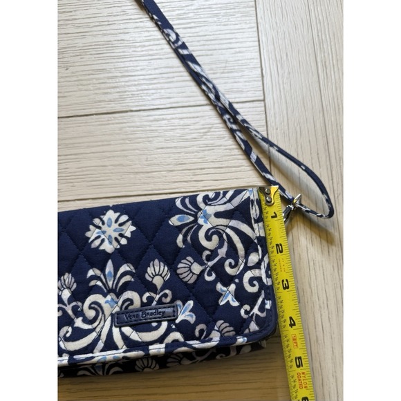 Vera Bradley Steel Blue Meddallion Lighten Up RFID 3-in-1 Adjustable Crossbody‎ - Picture 5 of 10
